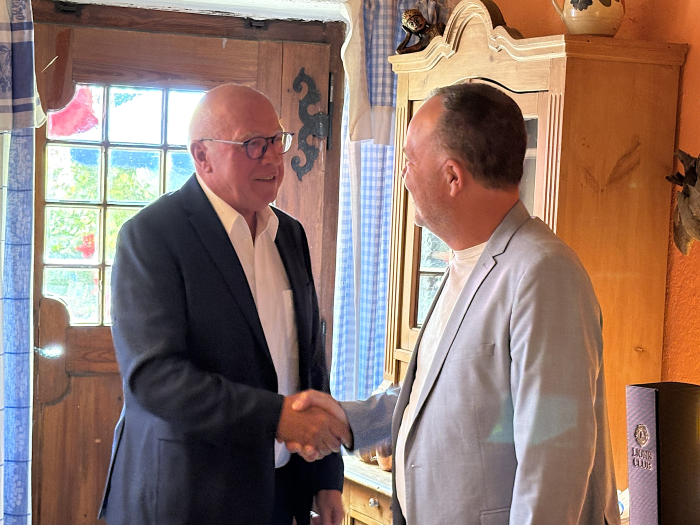 Bild von der Ämterübergabe des Lions Clubs