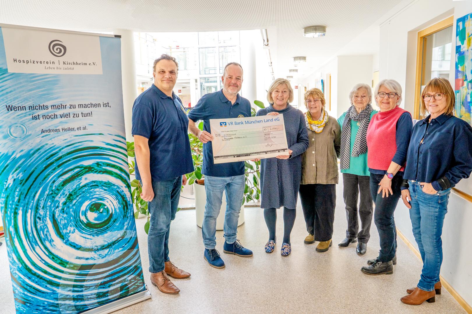 Bild der Scheckübergabe an den Hospizverein Kirchheim