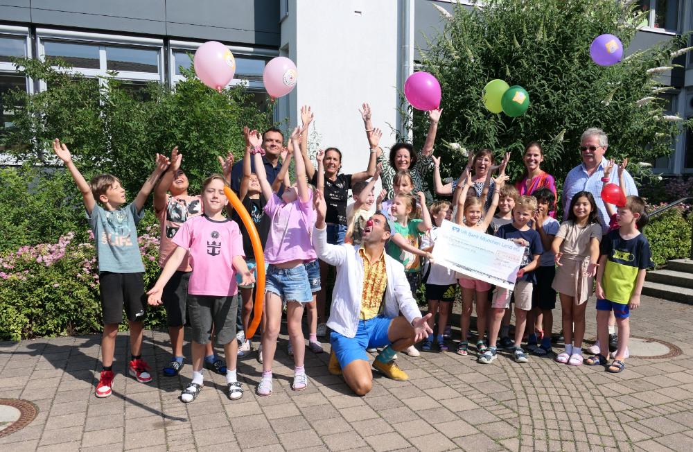 Lions Scheckübergabe an Klinikclowns