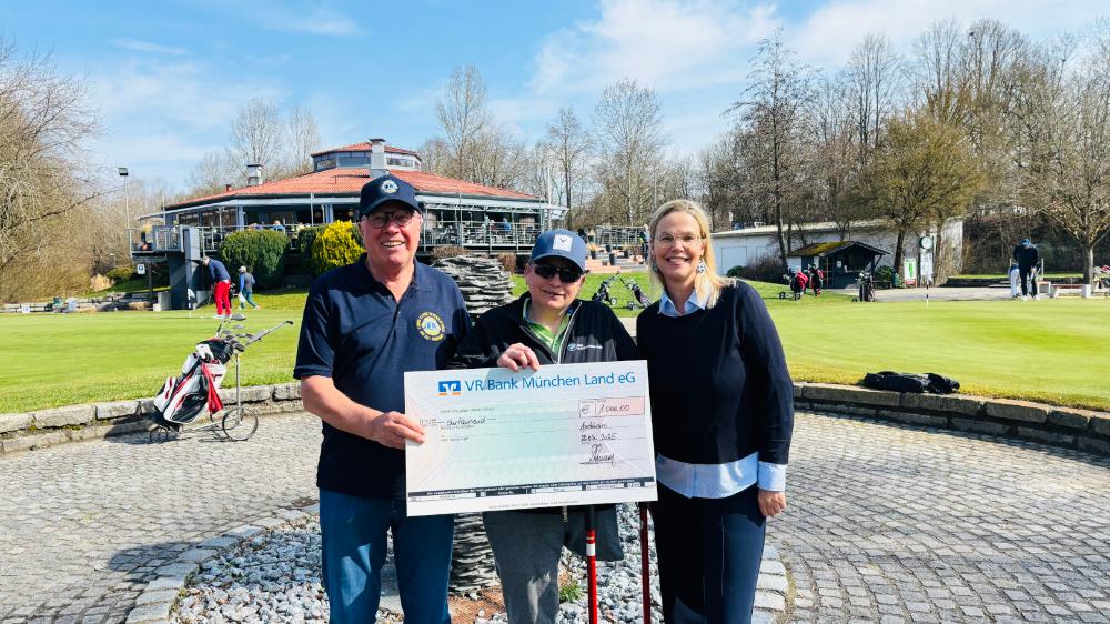 Bild der Scheckübergabe an Förderverein Golf