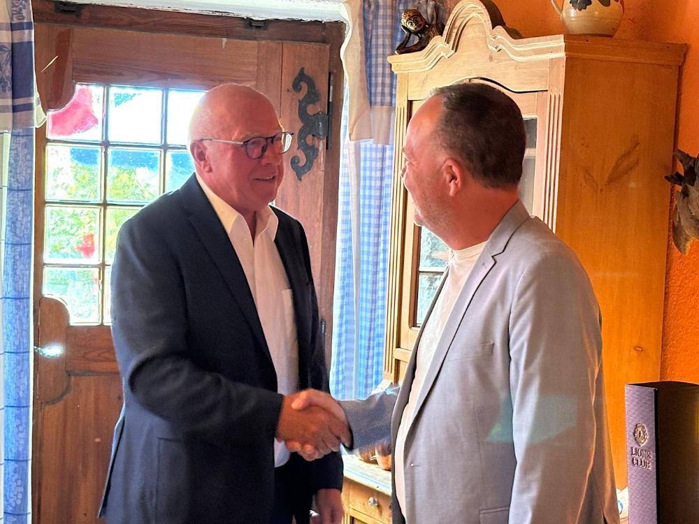 Bild von der Ämterübergabe des Lions Clubs