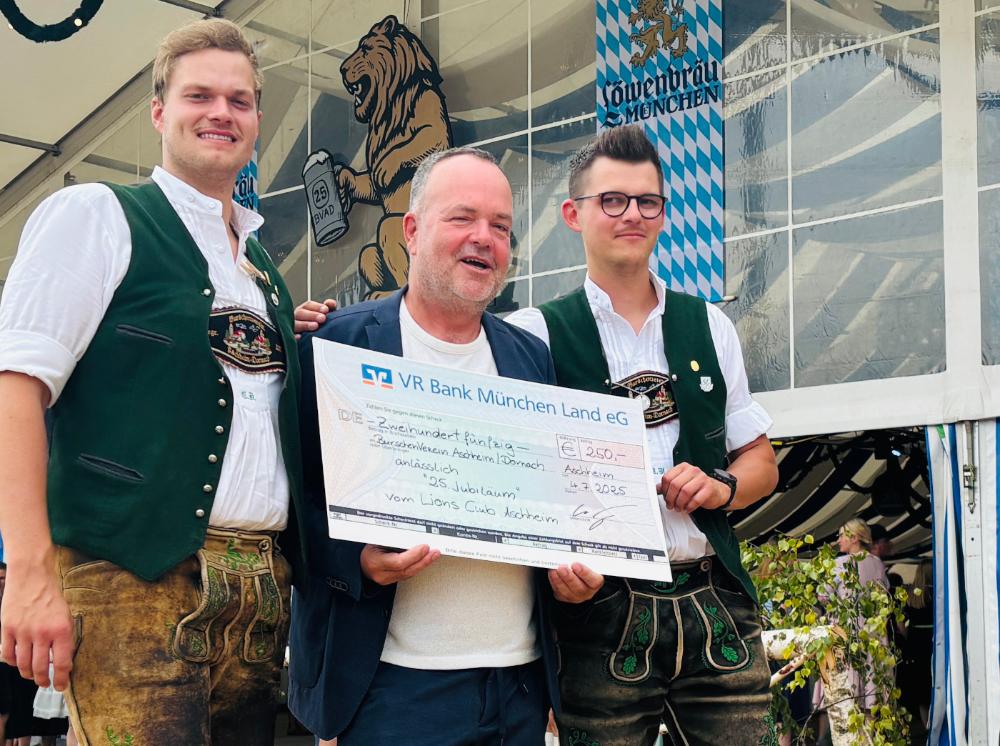 Bild der Scheckübergabe an den Burschenverein