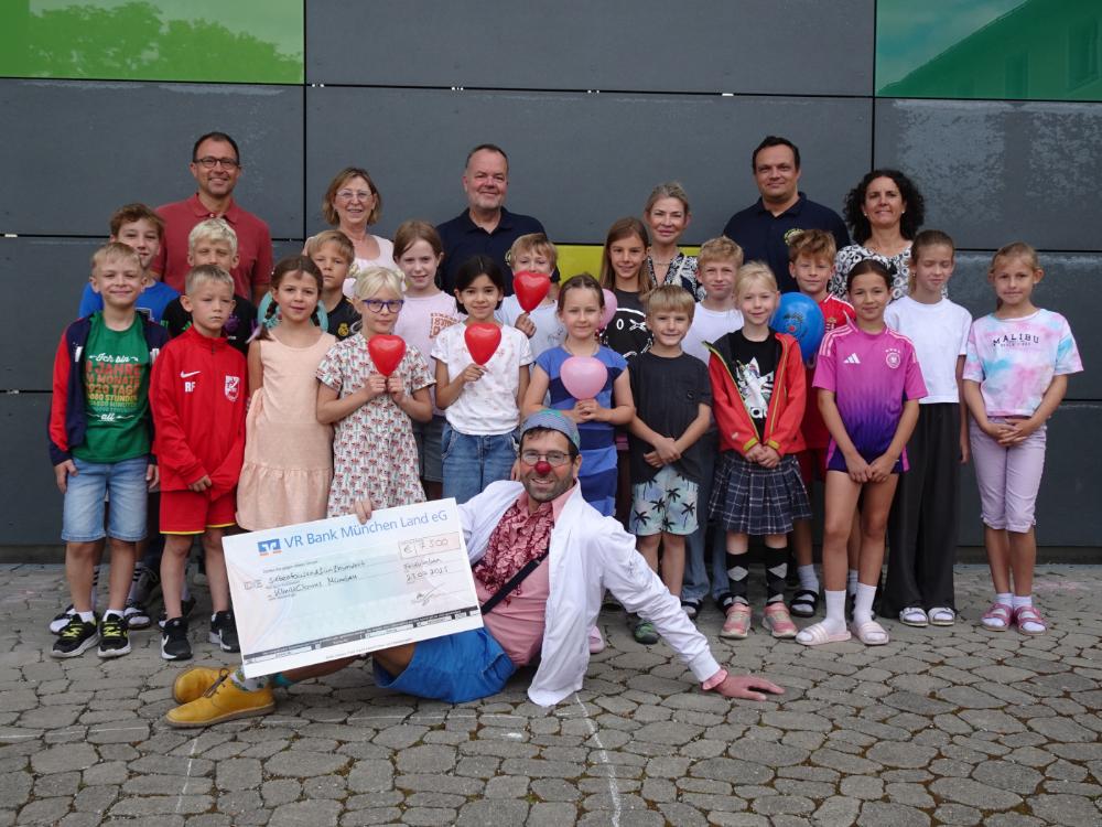 Bild der Scheckübergabe an KlinikClowns